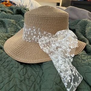 Straw hat with white lace